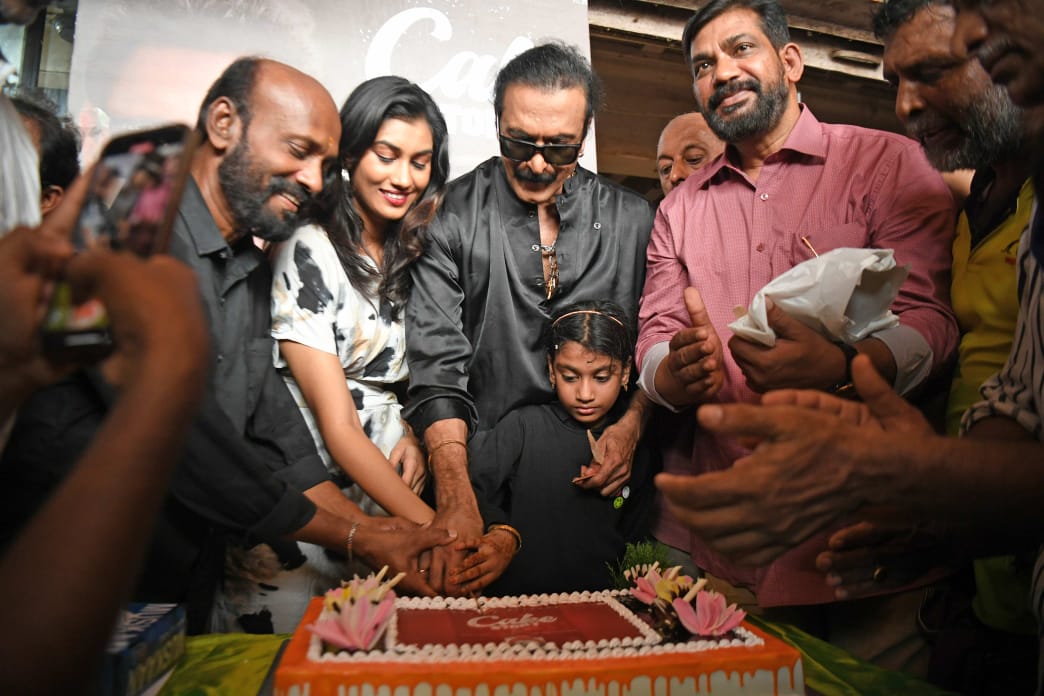 ‘കേക്ക് സ്റ്റോറി’യുടെ പ്രചരണാര്ത്ഥം വലിയങ്ങാടിയിലെത്തി തൊഴിലാളികളോടൊപ്പം മുൻകാല ഓർമ്മകള് പങ്കുവെച്ച് ബാബു ആന്റണി; ചിത്രം ഏപ്രിൽ 19ന് റിലീസിനൊരുങ്ങുന്നു